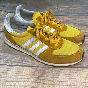 Retro Adidas Yellow size 10.5 Needs Repair